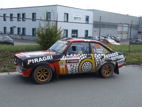 Voiture de rallye vintage avec sponsoring Piragri stationnée à l'hôtel Le Moulin Des Ramiers à Crupet, Belgique