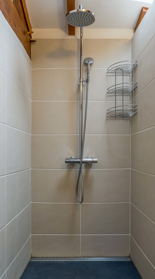 Douche à l'italienne moderne avec pluie de tête et douchette à main dans la salle de bain de Vue Sur Gindou, Gindou