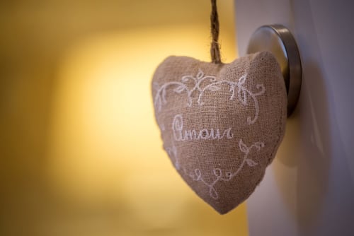 Ornement cœur en tissu décoratif suspendu au gîte Vue Sur Gindou à Gindou, France