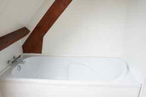 Salle de bain moderne blanche avec ventilateur de plafond au gîte Vue Sur Gindou à Gindou, France