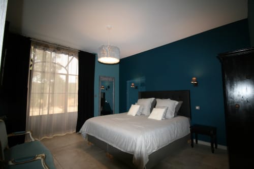 Chambre rez de chaussée avec accès personne à mobilité réduite. Chambre et salle d'eau équipée PMR.