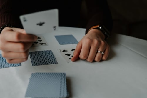 Person playing cards at La Sentinelle B&B in Les Arcs sur Argens, France