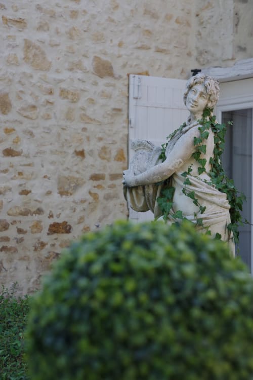 Steinstatue mit Efeu im Garten des Manoir Lacustre in Queyrac, klassische Architektur und Landschaftsgestaltung
