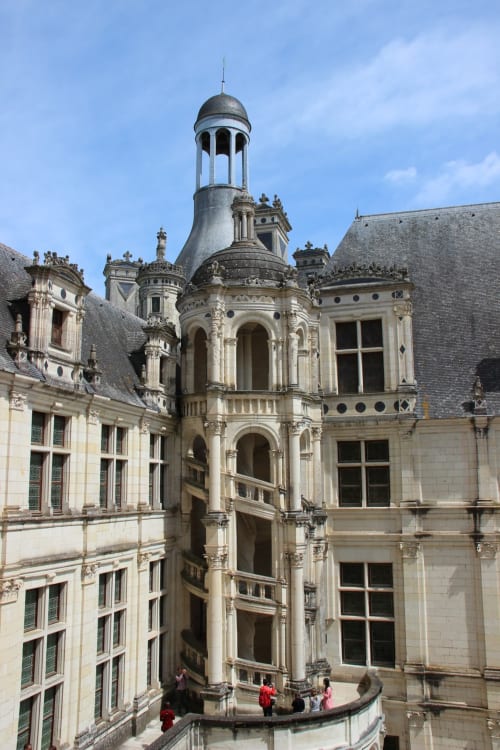 Tour de château Renaissance aux pierres ornementales du Domaine des Bois Argentés à Pruniers-en-Sologne