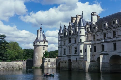 Château de Chenonceau enjambant la rivière près du Domaine Des Bois Argentés à Pruniers-en-Sologne, France