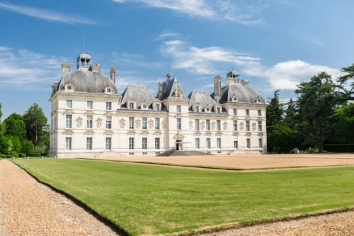 Grand château blanc aux toits mansardés du Domaine Des Bois Argentés, un gîte en Sologne