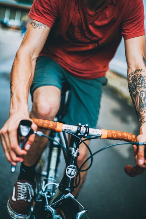 Cycliste tatoué agrippant le guidon route de son vélo près de Pruniers-en-Sologne