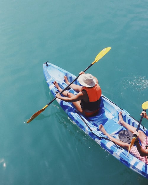 Vue aérienne de kayakistes naviguant sur les eaux turquoise près du Domaine Des Bois Argentés en Sologne, France