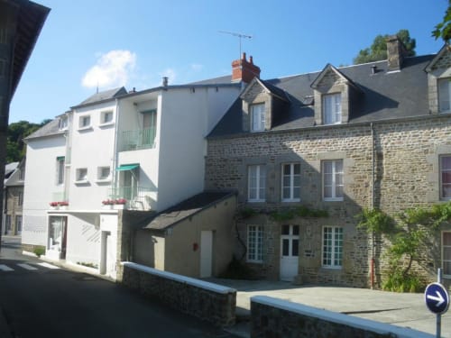 Gîte À L'Abri Des Vents à Saint-Jean-le-Thomas, France : architecture blanche moderne et pierre traditionnelle