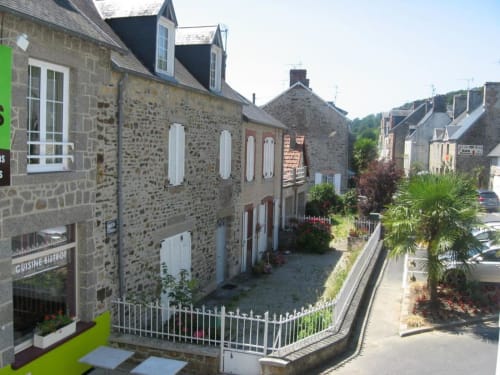 Charmants bâtiments en pierre dans les rues pittoresques de Saint-Jean-le-Thomas, France, avec architecture traditionnelle et charme côtier