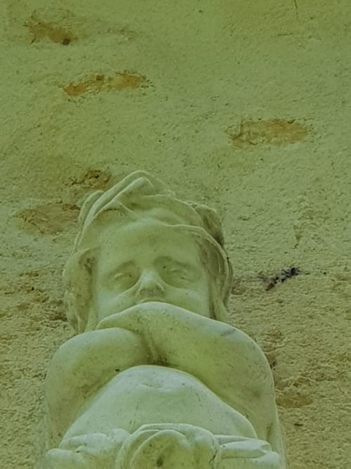 Detall de la sculpture de pedra a la pensió Le Manoir Lacustre a Queyrac, França