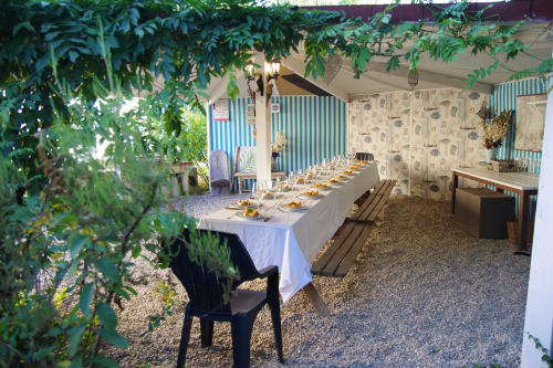Elegant muntatge de menjador al Manoir Lacustre de Queyrac amb taula llarga, roba blanca i vegetació exuberant