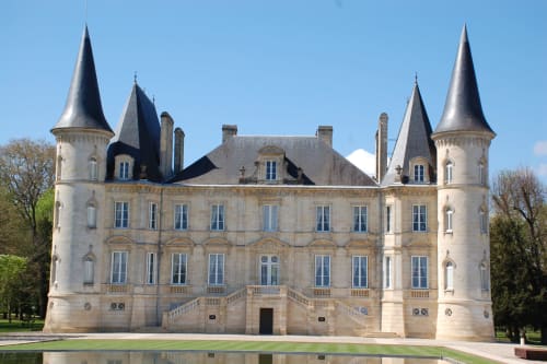Gran castell amb torres bessones i jardins ben mantinguts a Le Manoir Lacustre, allotjament a Queyrac, França