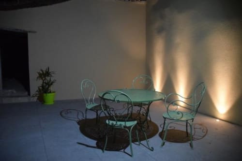 Mobilier de jardin en fer forgé turquoise avec table ronde et chaises au gîte Le Fassardy à Châteauroux