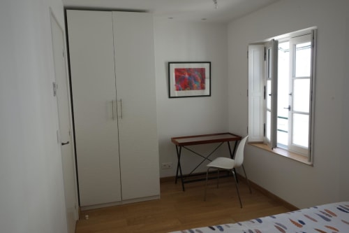 Chambre moderne du gîte Les Cordeliers au Fassardy B&B, Châteauroux, avec bureau et vue sur le jardin