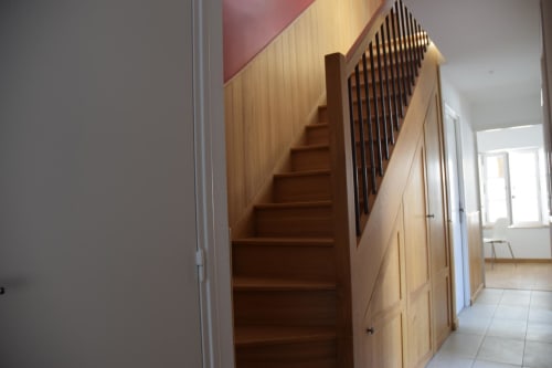 Escalier en bois avec rampes noires au gîte Le Fassardy Les Cordeliers, Châteauroux