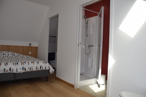 Chambre avec salle de douche attenante au gîte Le Fassardy, Châteauroux