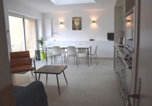 Espace de vie ouvert et moderne au gîte Les Cordeliers à Châteauroux avec coin repas et cuisine