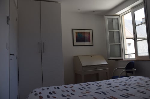 Chambre lumineuse au gîte Le Fassardy à Châteauroux avec lit, armoire, bureau et vue sur le jardin