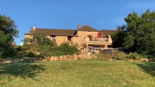 La Maison de la Colline, ein charmantes Steinhaus-Gästehaus in Vers, Frankreich, mit üppigen Gärten und Hanglage