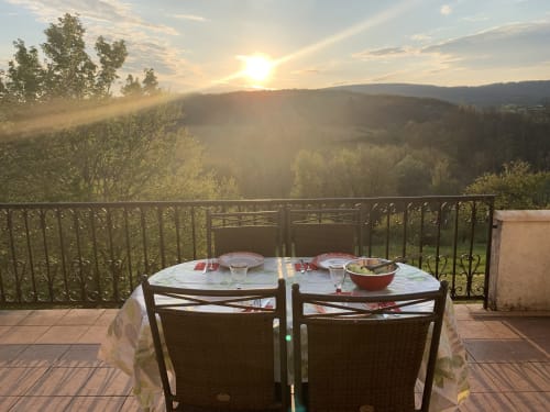Sonnenuntergangsmenü für zwei in La Maison de la Colline, Vers, mit Blick auf das neblige Tal