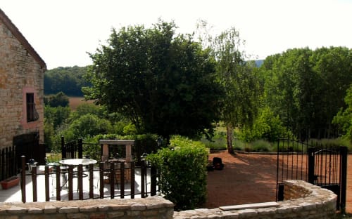 Terrasse des Maison de la Colline mit Essbereich und Blick auf die Landschaft bei Vers, Frankreich