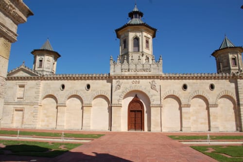 Església històrica de pedra amb campanars a Queyrac, França a prop de Le Manoir Lacustre B&B
