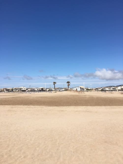 La maison d’hôtes Ô Village se trouve a 30 minutes des plages de la Méditerranée.
Profitez de votre séjour pour vous baigner a Gruissan, Narbonne Plage, Saint Pierre La Mer, aux Cabanes de Fleury ou a la Plage des Orpellières… Certaines de ces plages sont désertes à partir de Septembre, mais même l’été elles sont toutes très accessibles (parking gratuit, plages étendues sur des kilomètres). Pour son ambiance californienne et ses petits restaurants avec vue, optez pour la Plage des chalets de Gruissan:

Dépaysement garanti !