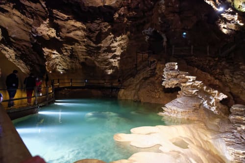 Grotte souterraine avec bassin turquoise et formations calcaires à la Vue sur Gindou, Gindou, France