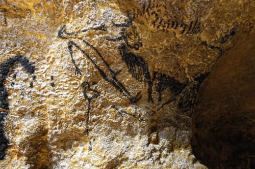 Peintures rupestres anciennes représentant des silhouettes humaines sur la paroi rocheuse à Vue Sur Gindou, Gindou France