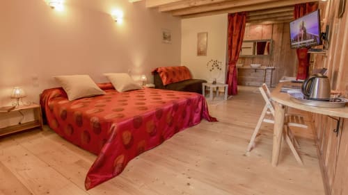 à 4km du centre thermale de Bains les Bains, la Chambre « Rubis » classée trois épis gîtes de France, très spacieuse avec salle de bain, baignoire, double vasque, WC séparé, wifi, télévision, espace salon 