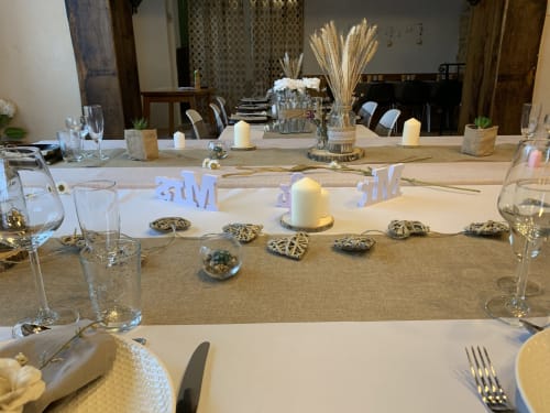 Elegantes Esszimmer-Setup im La Maison de la Colline B&B in Vers, Frankreich mit Gedeck, Kerzen und Dekoration