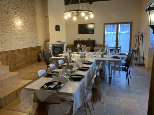 Elegantes Esszimmer im B&B La Maison de la Colline in Vers, Frankreich mit weiß drapiertem Tisch für Gäste