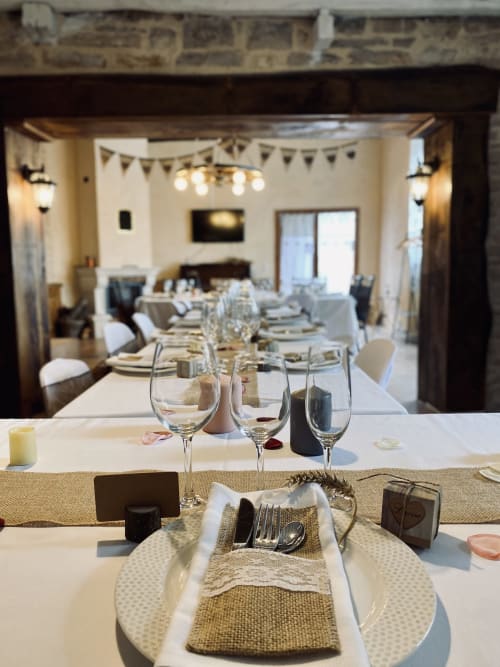 Élégante salle à manger à La Maison de la Colline avec table de banquet, couverts raffinés et cristal à Vers