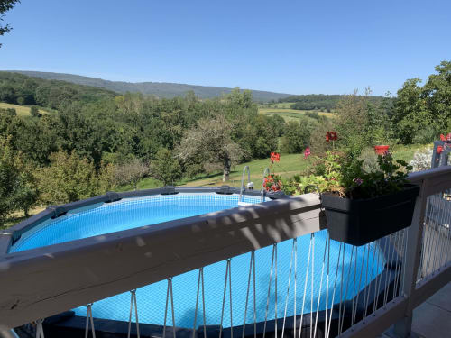 Aufstellpool mit Talblick bei La Maison de la Colline, einem Bed & Breakfast in Vers, Frankreich