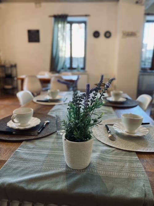 Elegant gedeckter Tisch im La Maison de la Colline mit Lavendelarrangement und Gedeck