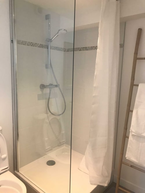 Douche à l'italienne moderne avec paroi en verre et pommeau de douche effet pluie à l'appartement Les Gîtes De L'odet à Clohars-Fouesnant