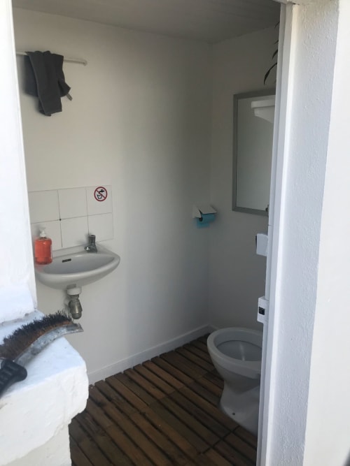 Petite salle de bain avec lavabo, toilettes et parquet en bois du gîte Les Gîtes De L'odet, Clohars-Fouesnant