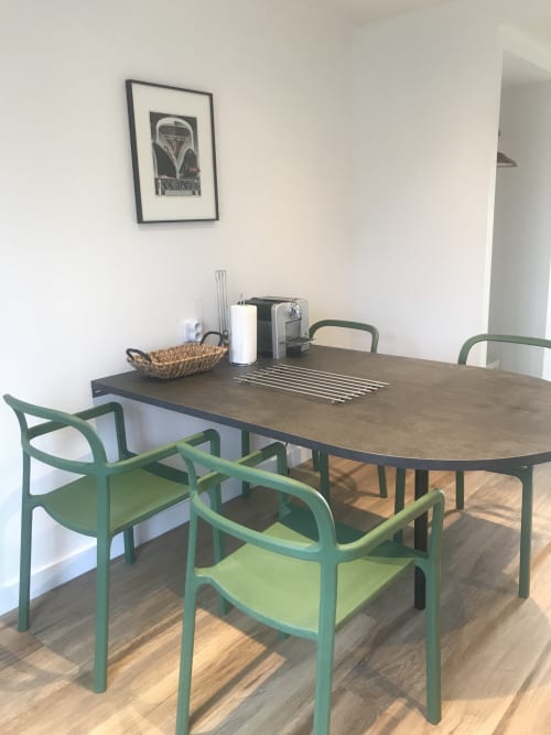 Coin repas contemporain avec chaises vertes à table en bois, appartement Les Gîtes De L'odet à Clohars-Fouesnant