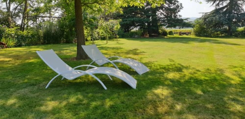 Deux chaises longues blanches sur pelouse entretenue sous les arbres du Château de Grandmont B&B, Blacé France
