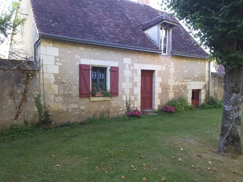 Petite maison en pierre du Château de Ré avec volets rouges, lucarne et jardin impeccablement entretenu à Le Petit Pressigny