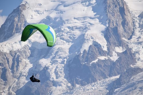 Enjoy a paragliding experience in the Alps