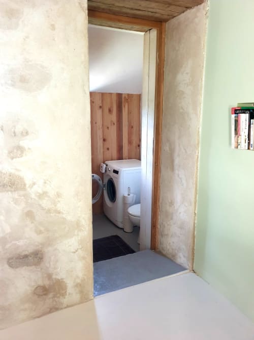 Accès à la buanderie avec lave-linge et toilettes du gîte La Dragonne à Bellême
