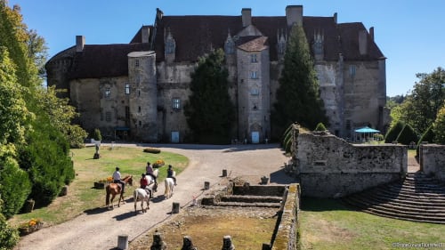 Château médiéval à La Maison De Fleurat à Domeyrot avec cour intérieure, cavaliers et jardins paysagers
