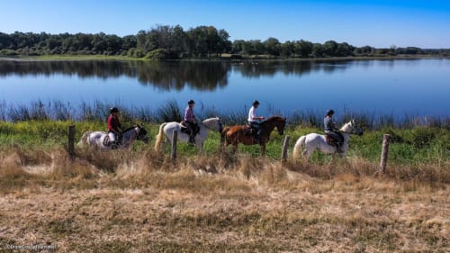 Groupe d'équitation le long de la rivière à La Maison De Fleurat, Domeyrot France