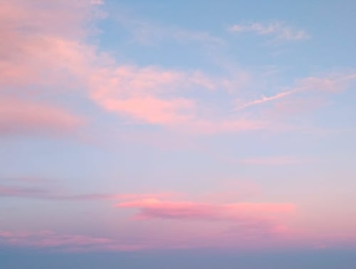 Ciel de coucher de soleil rose et bleu serein au-dessus de Bellême, France depuis la chambre d'hôtes La Dragonne