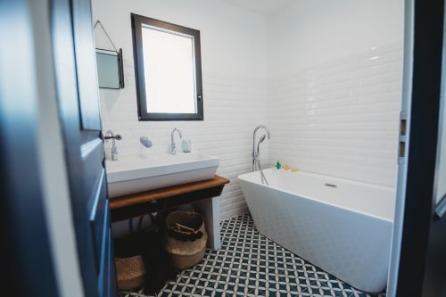 Bathtub for children, house to rent with bathtub, family vacation in ¨Provence