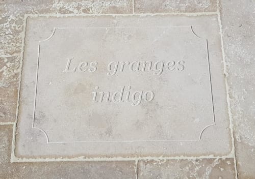Plaque de pierre gravée « Les Granges Indigo » au gîte Les Granges Indigo à Fossemagne, France