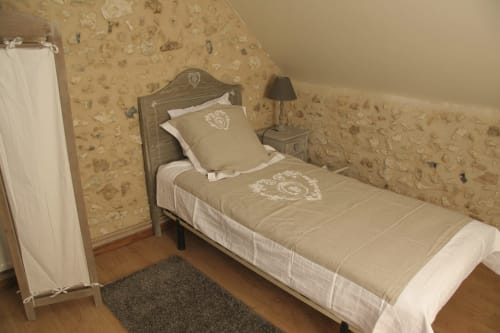 Chambre cosy des Granges Indigo B&B à Fossemagne avec lit simple, papier peint fleuri et mobilier en bois