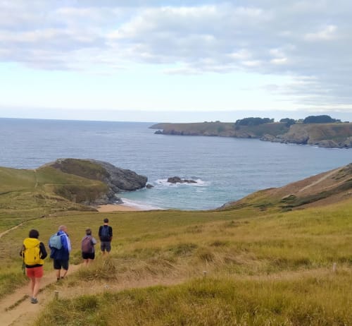 Amis marcheurs en séjour randonnée aux maisons de Kerdavid'île à Belle île en mer - réservez votre séjour en ligne sur notre site internet